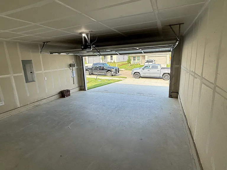 2053 Derby Ln — Photo 2