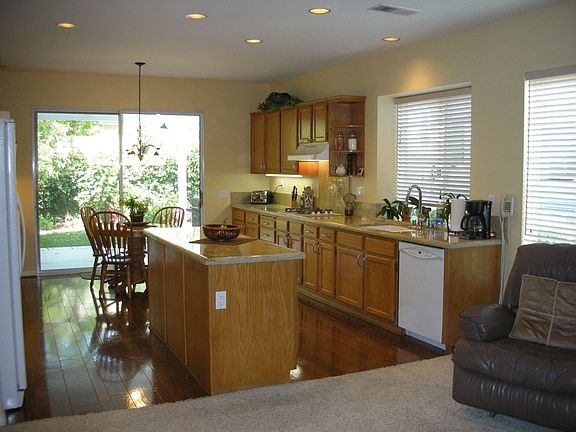 Huge Kitchen w/breakfast nook