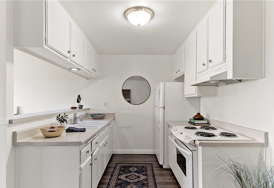 1st image of 372 Carroll Park E