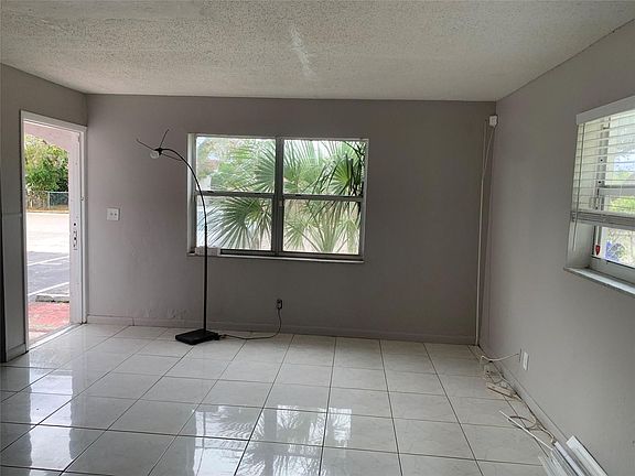 4th image of 1010 SW 76th Ave