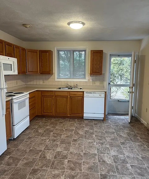 3495 Post Rd #1 — Photo 4