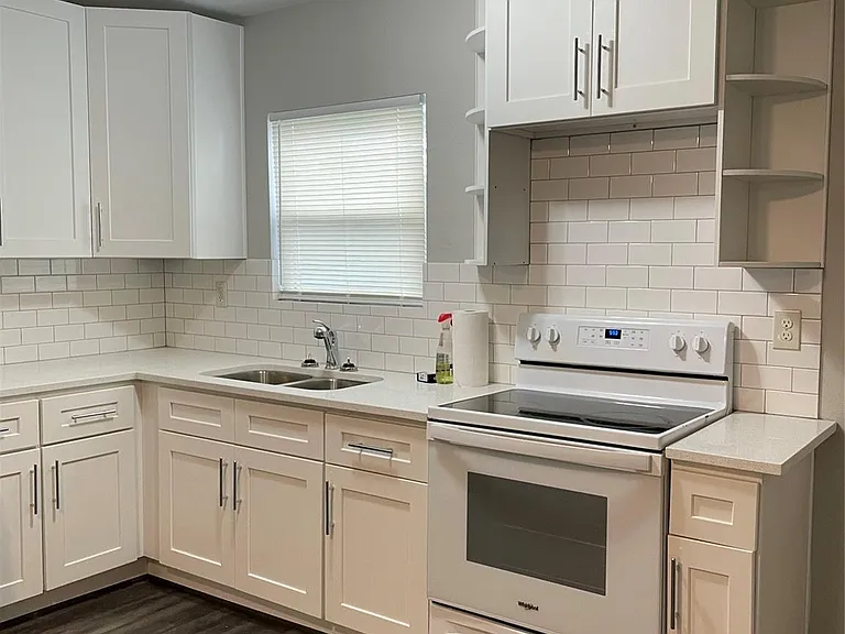 1735 W 8th St — Photo 7