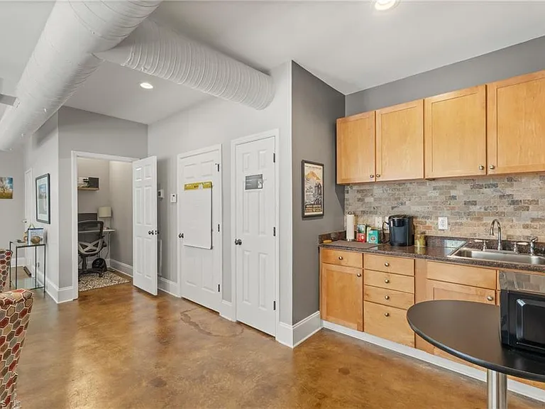 217 E Lewis St — Photo 4