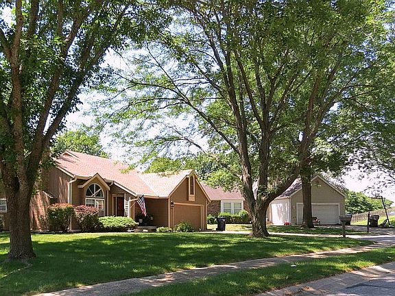 4th image of 4100 NW Apple Valley Ct