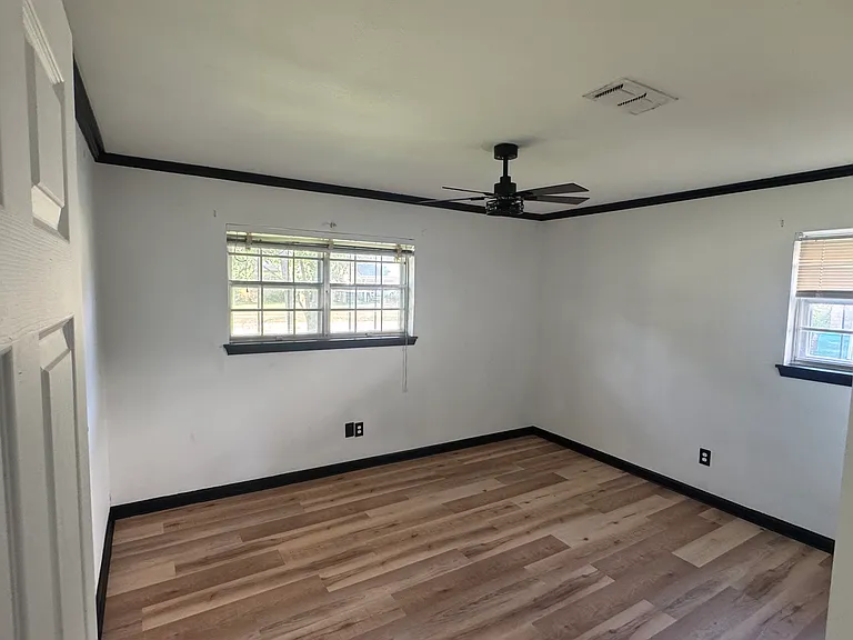 3309 Red Bud Ln — Photo 9