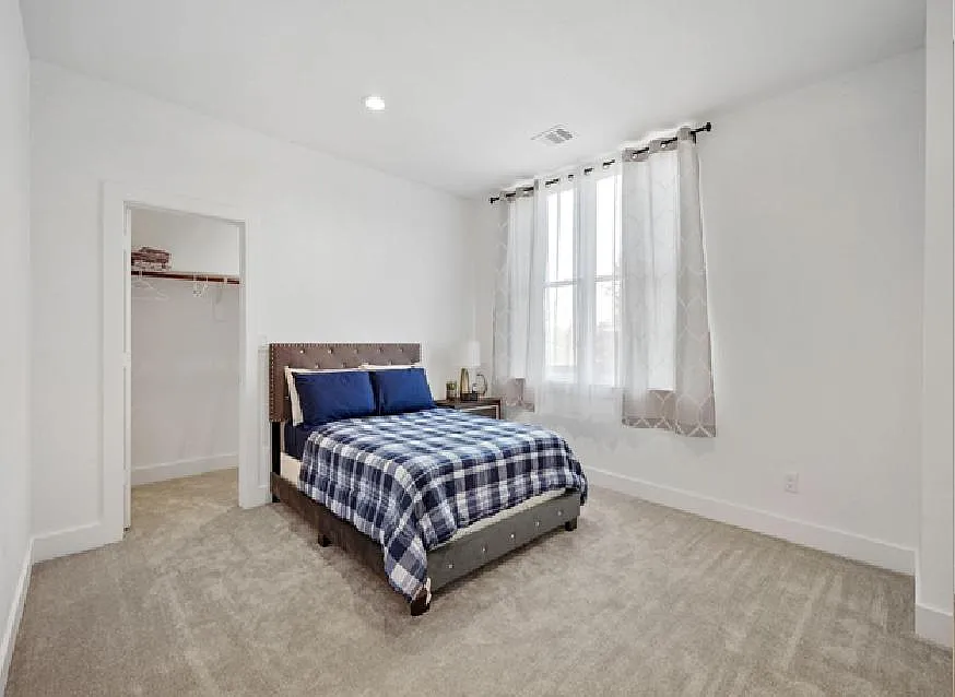 4 bed, 4050 sqft, $3,500 — Photo 3