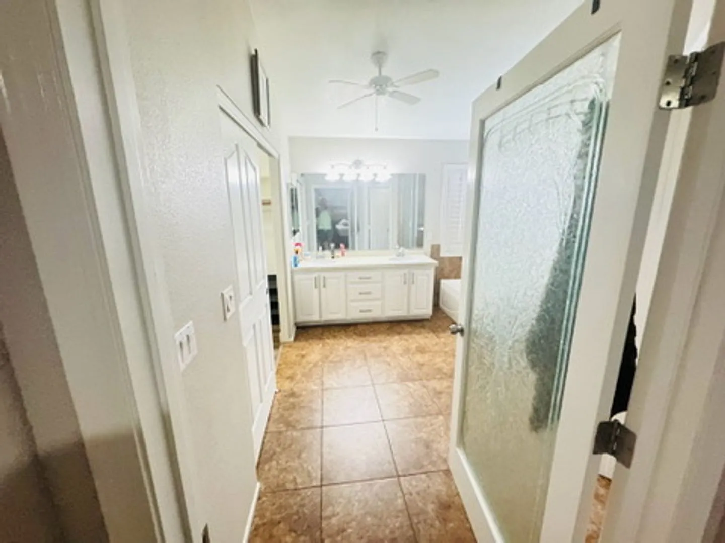 Americana Property Mgmt - Remodeled 2 Story - 5 Beds With Pool In The Northwest — Photo 4