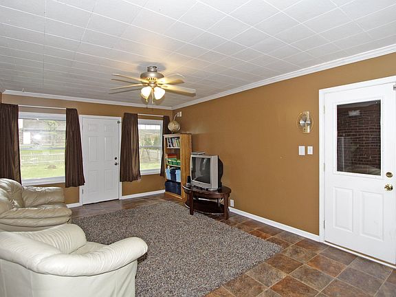 4th image of 220 N Hickory Ave