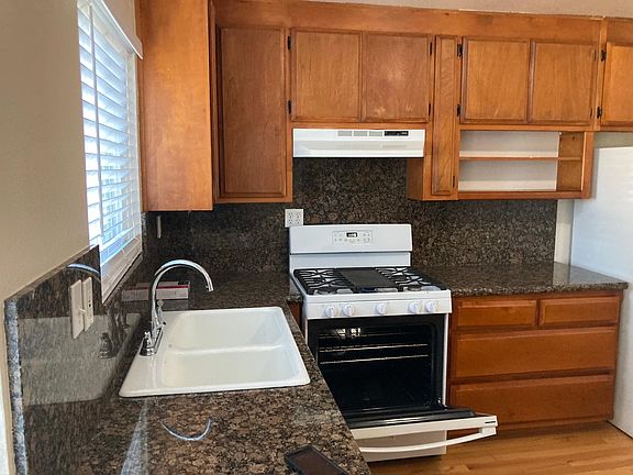 4th image of 2820 Gay Ave