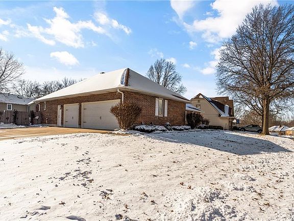 3rd image of 400 NW Beau Dr