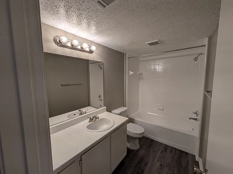 Lakeview Apartments — Photo 47