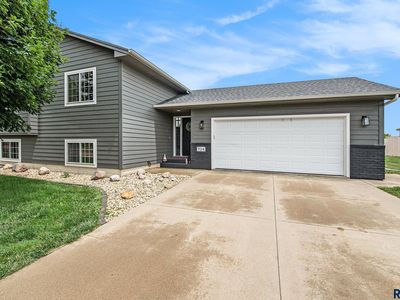 704 Cottonwood Dr, Harrisburg, SD, 57032