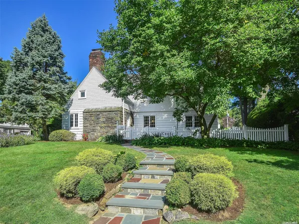 22 Lowell Road, Port Washington, NY 11050