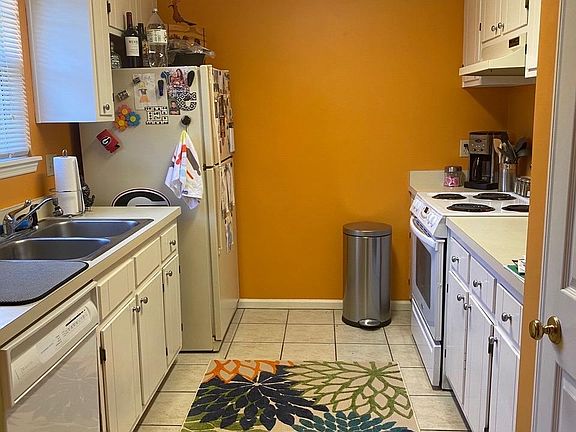 4th image of 813 Jamestown Ct