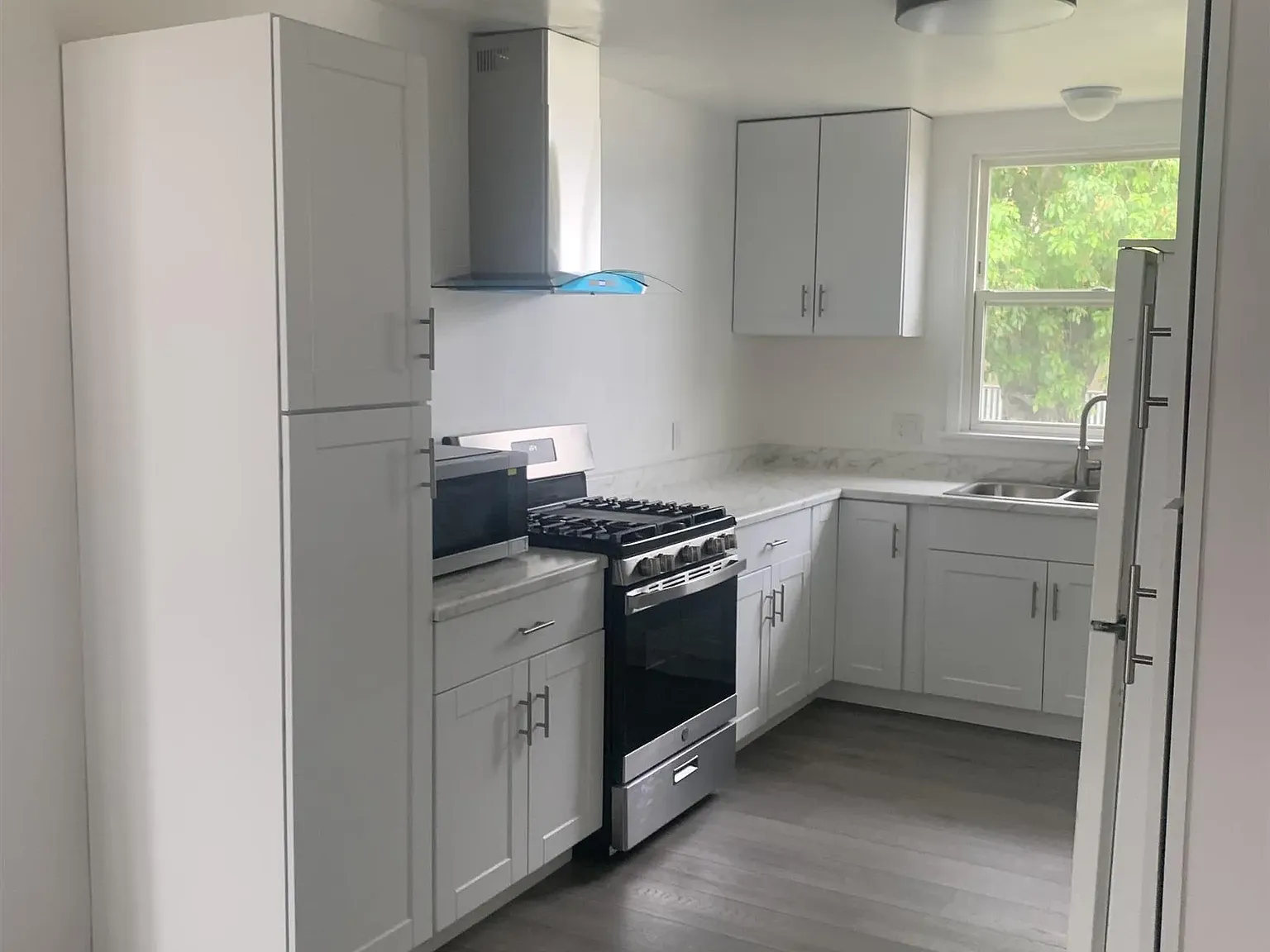 3 bed, 2.0 bath, 1008 sqft, $3,500 — Photo 4