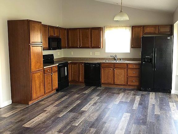 3rd image of 496 Rosebud Cir