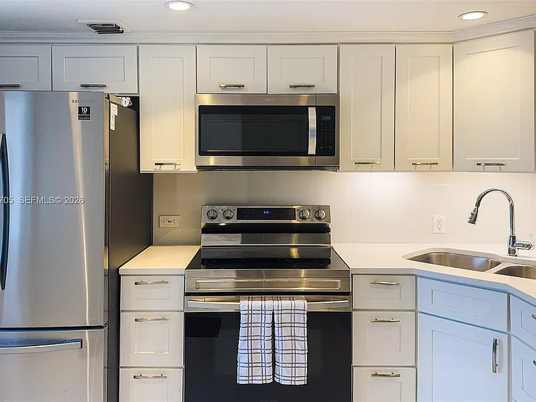 3200 N Palm Aire Dr #207 — Photo 2