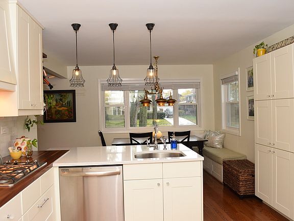 Great layout with loads of cabinets.