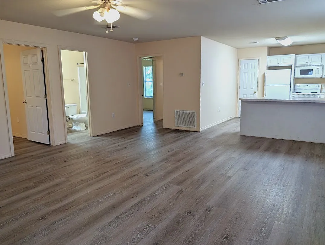 2 bed, 1250 sqft, $995 — Photo 2