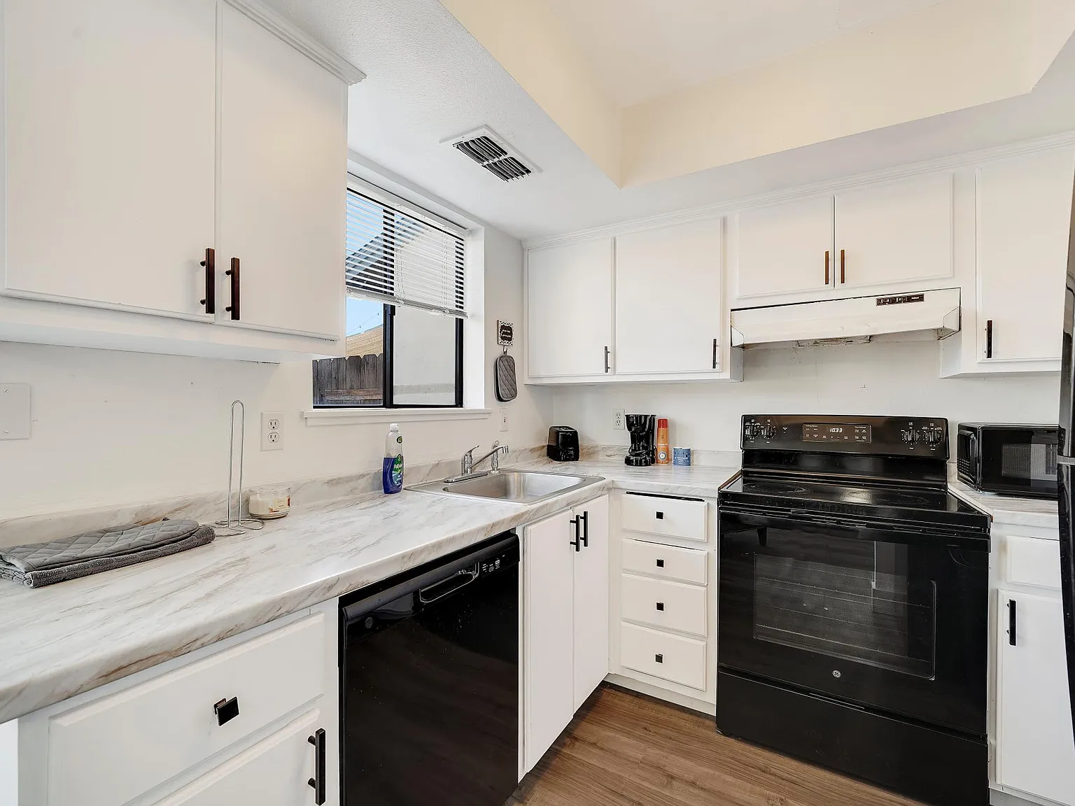 3 bed, 1.5 bath, 1355 sqft, $3,675 — Photo 4