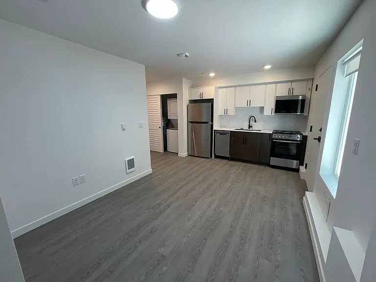 **4 Weeks Free Rent Upon Move In** | New Construction - Minutes From Downtown Pdx — Photo 9