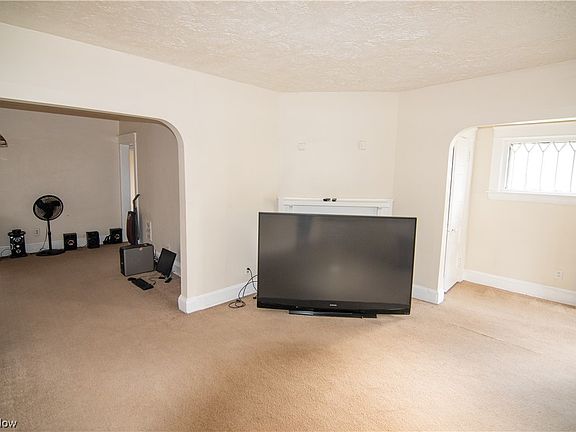 3rd image of 10110 Adams Ave