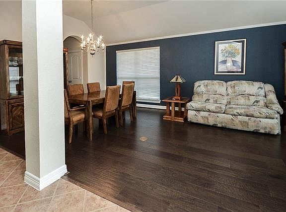 5th image of 2902 Preston Ln