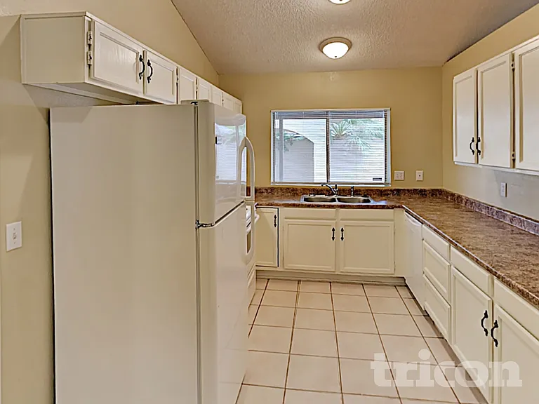 102 W Ivyglen St — Photo 22