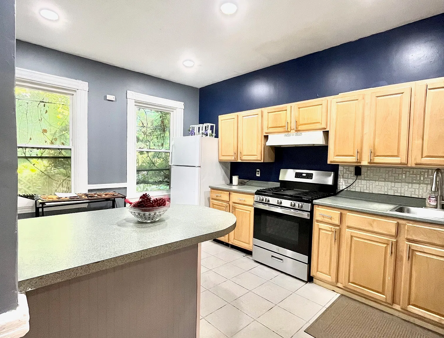 3 bed, 9999 sqft, $3,600 — Photo 2