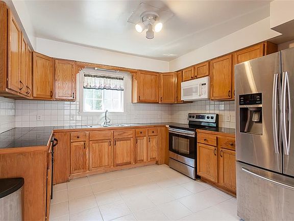 4th image of 220 Auburn Ave