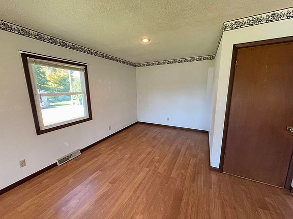4th image of 402 2nd Ave NE