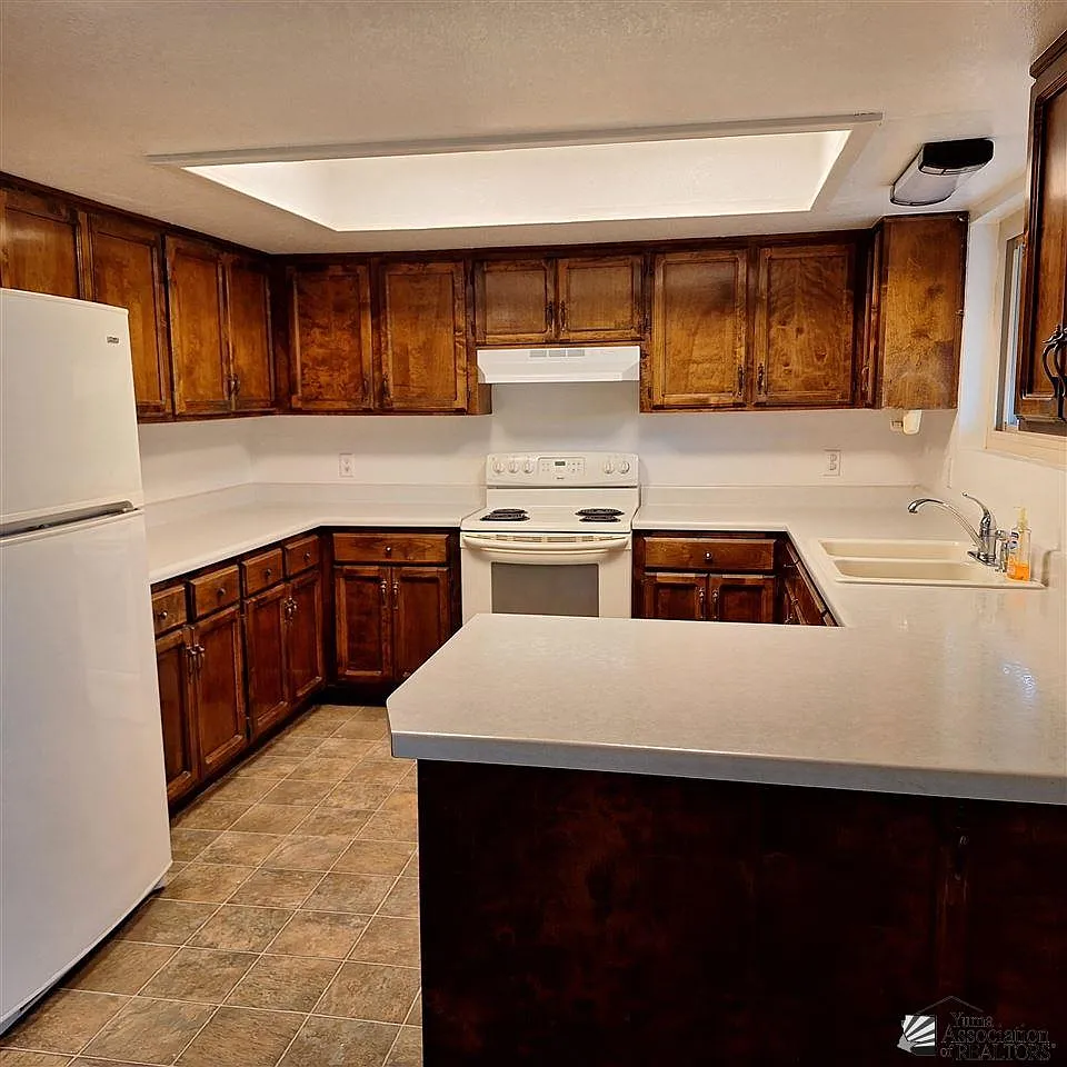 3 bed, 2.0 bath, 1981 sqft, $1,600 — Photo 4