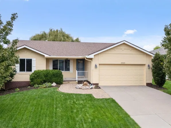19124 Lake St, Elkhorn, NE 68022