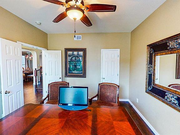 4th image of 1007 Molly Ct