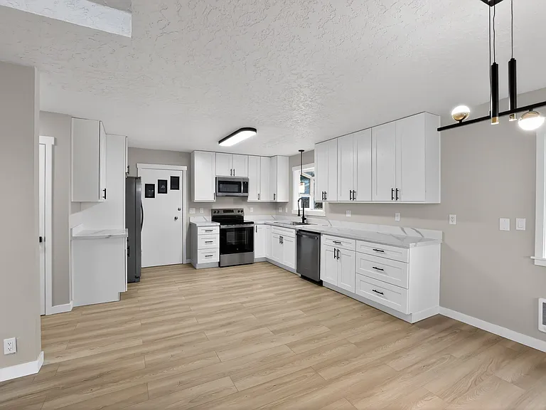 2404 Bloyd St — Photo 11