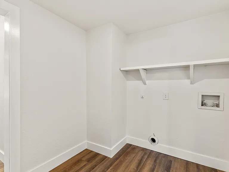 418 Lillian St — Photo 9