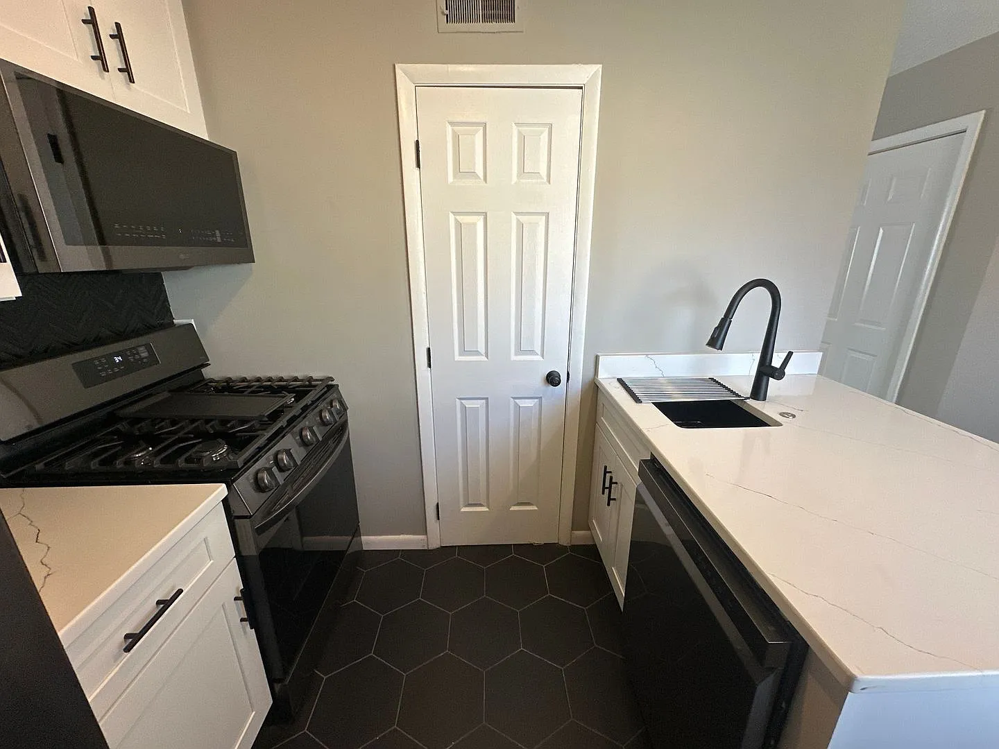 Wyandotte Ave 379 MLR — Photo 4