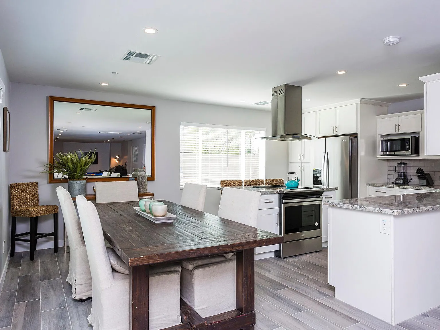 4 bed, 2700 sqft, $9,995 — Photo 4