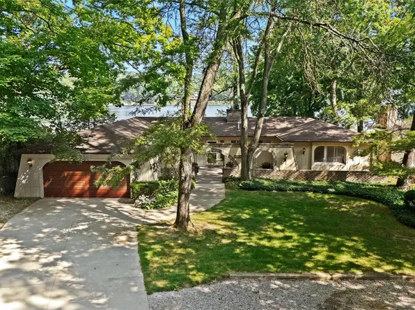 5821 Community Dr, Brighton, MI 48116