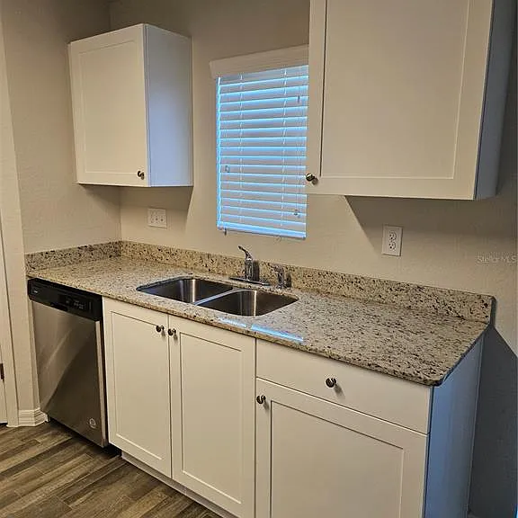 901 NW 15th Pl — Photo 5