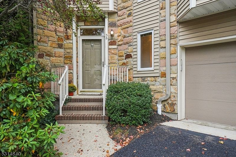 1st image of 38 Clarken Dr
