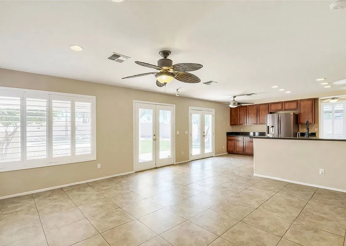 4 bed, 3.0 bath, 2400 sqft, $3,100 — Photo 3