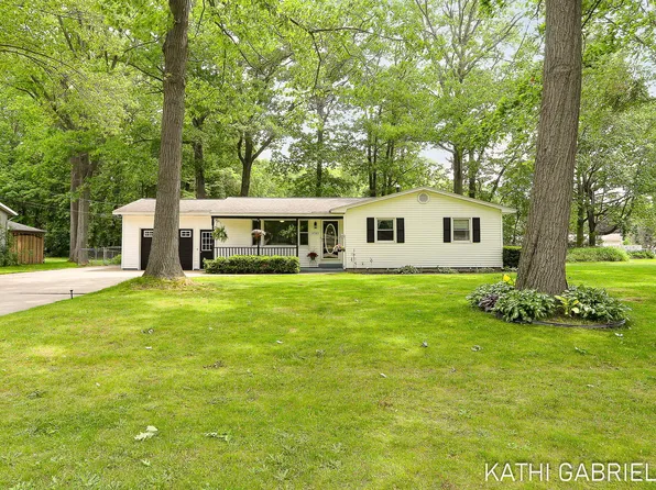 14505 Angelus Cir, Grand Haven, MI 49417