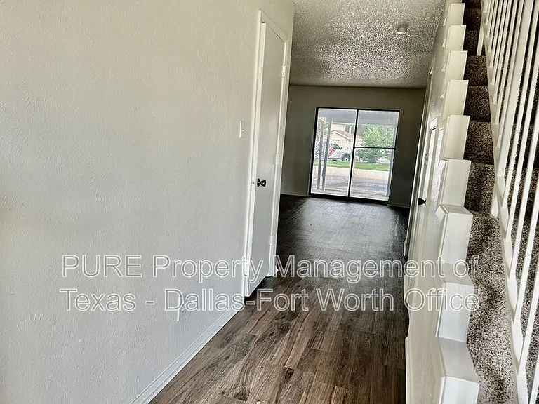 1126 Highbush Dr — Photo 2