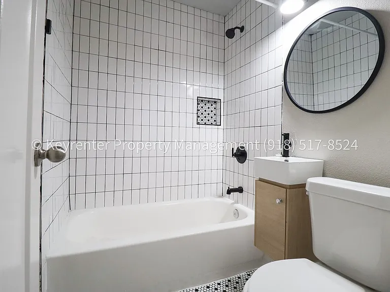 E Independence St Fourplex — Photo 21