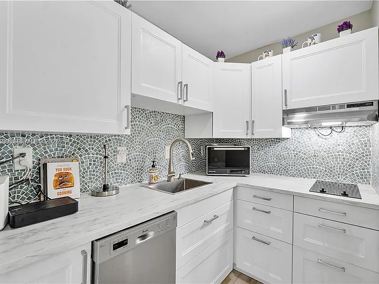 1125 Almeria Ave — Photo 2