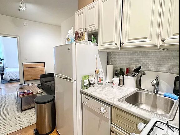 3rd image of 219 W 16th St APT 1B