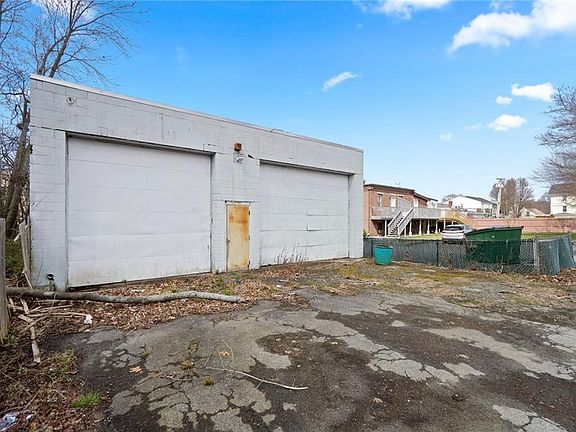 4th image of 1105 Charles St