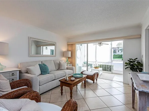 343 8th Ave S, Naples, FL 34102