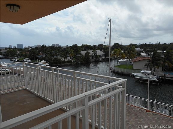 4th image of 2450 NE 135th St APT 305